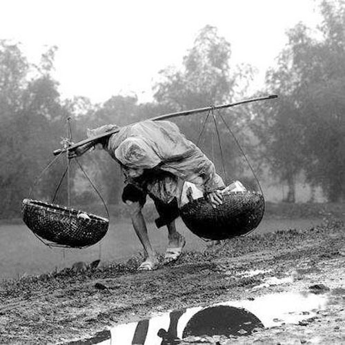 Thân phận bà còng trong bức ảnh vô danh